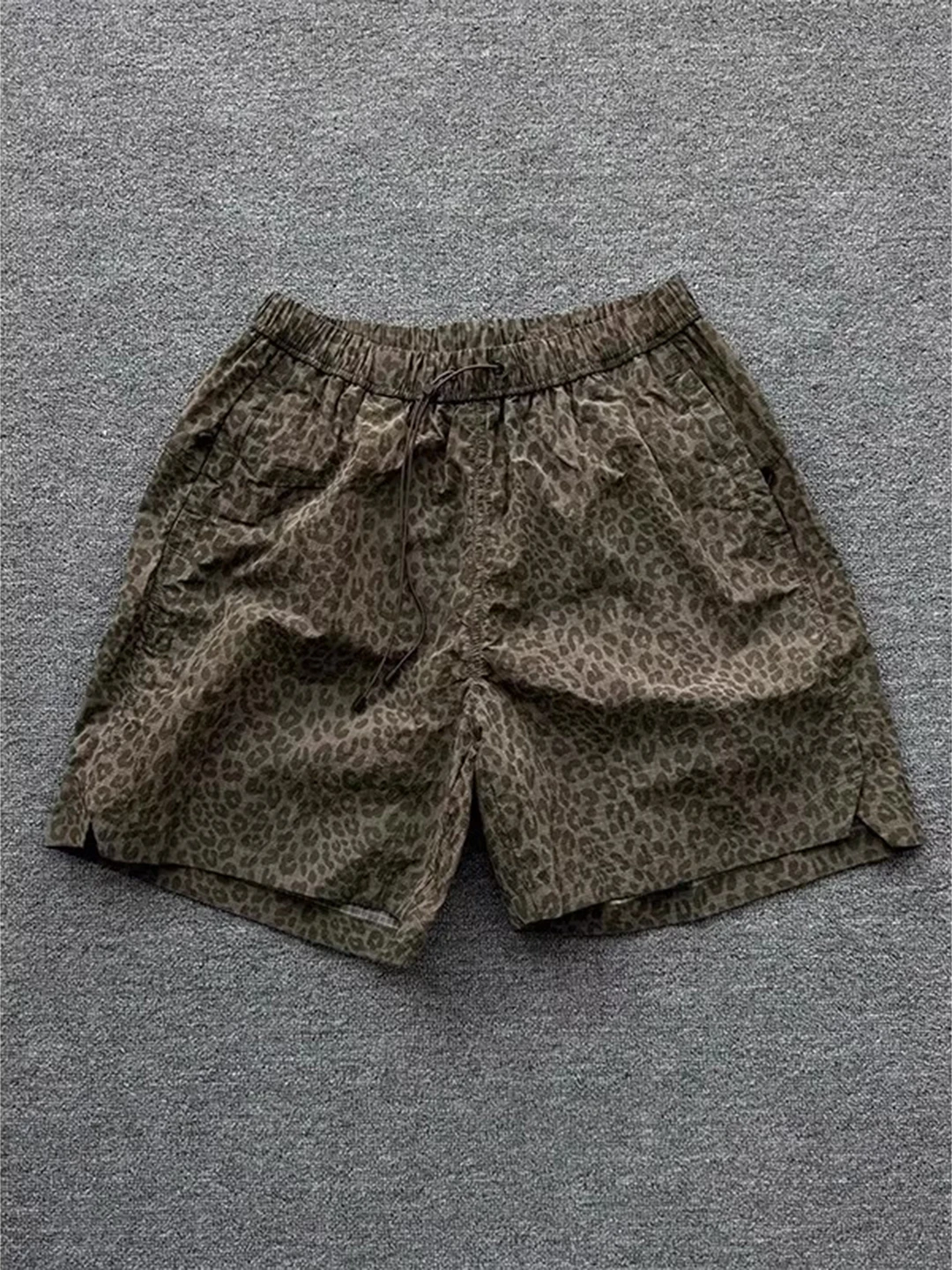 Męskie letnie spodnie sportowe z szybkoschnącej tkaniny Ice Silk w kamuflażu, styl retro amerykański, spodnie do ćwiczeń, wzór w panterkę.