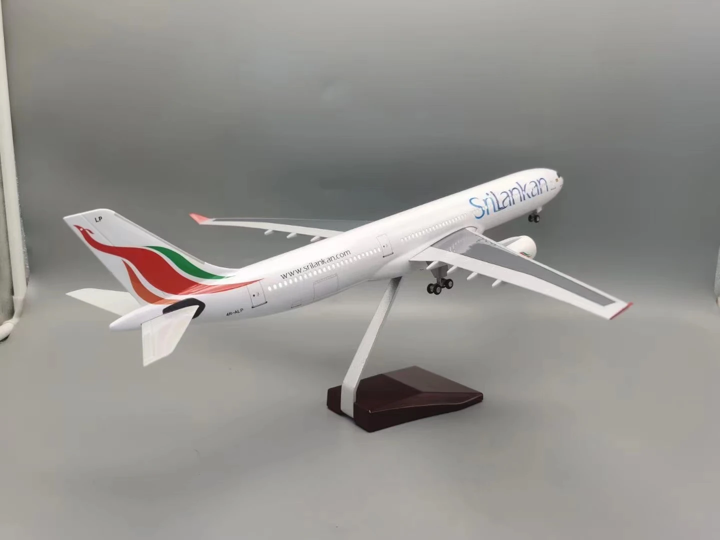 لعبة طائرة الطائرات نموذج A330 1:135 مقياس 47 سنتيمتر الخطوط الجوية Srilankan طائرات اللعب ث عجلات الهبوط أضواء الراتنج جمع #2