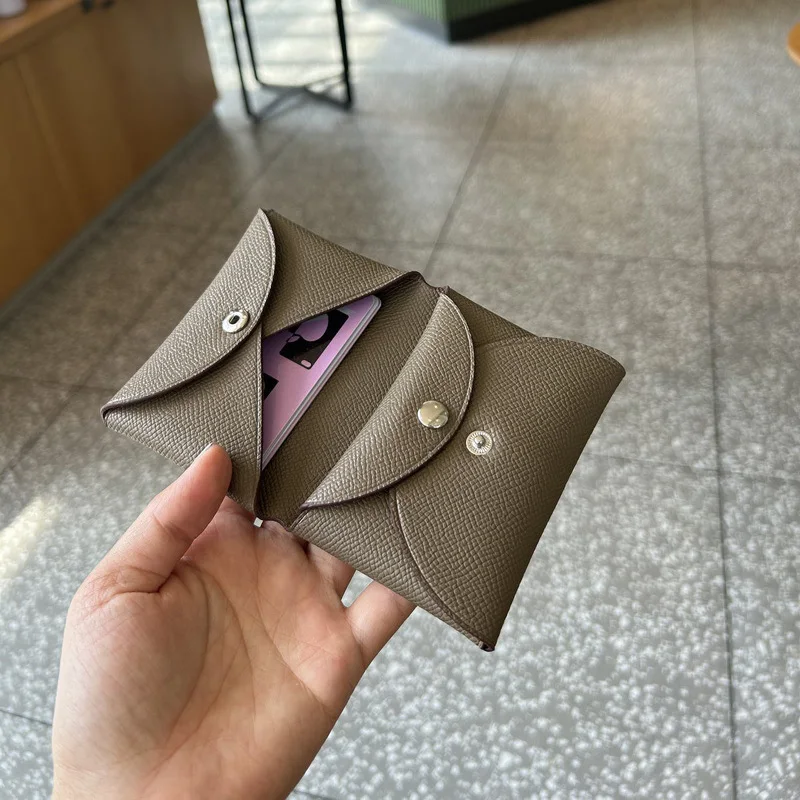 Dompet koin หนังวัวพื้นผิวสุดสร้างสรรค์ซองใส่บัตรรองเท้าหนังแท้สตรีมี2พับกระเป๋าสตางค์ใบสั้นหนังลูกวัวสำหรับผู้หญิง