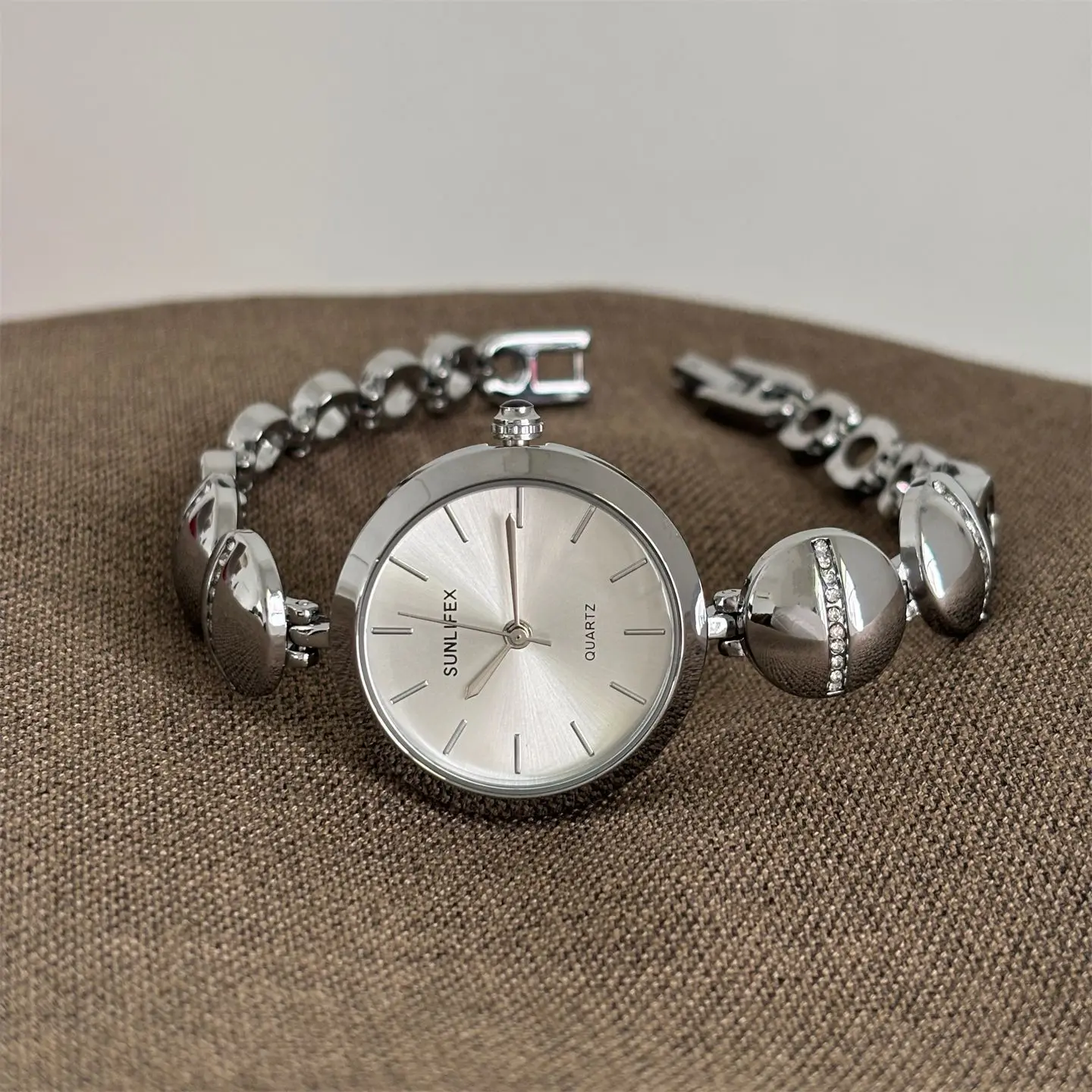 นาฬิกาข้อมือผู้หญิง SUNLIFEX สีทองเงิน หน้าปัดกลม นาฬิกาควอตซ์ ประดับเพชรเทียม สายแบบกำไลข้อมือ relogio feminino