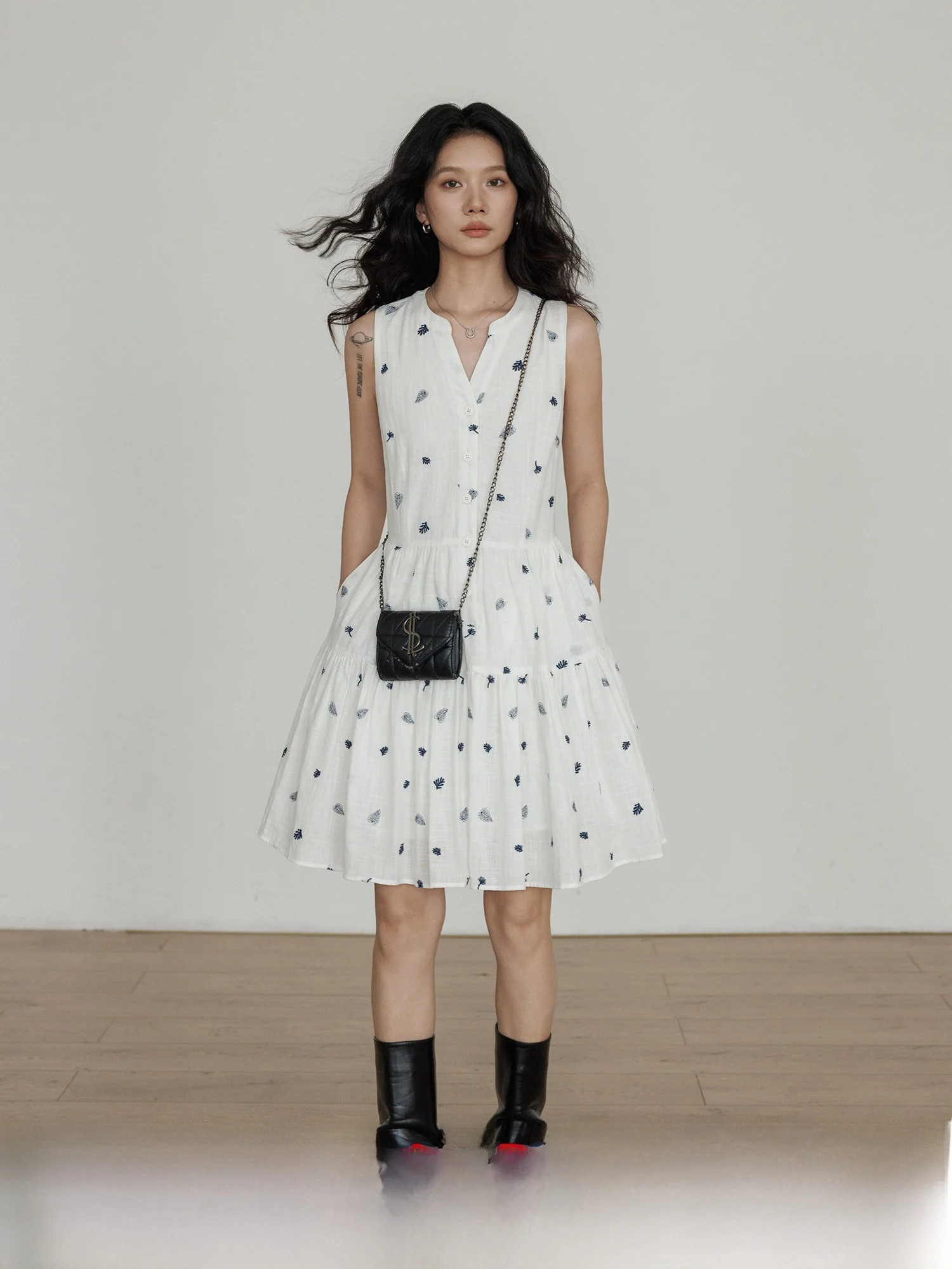 

Летний женский укороченный топ с V-образным вырезом и вышивкой, новинка 2025 года, для отпуска и повседневной носки