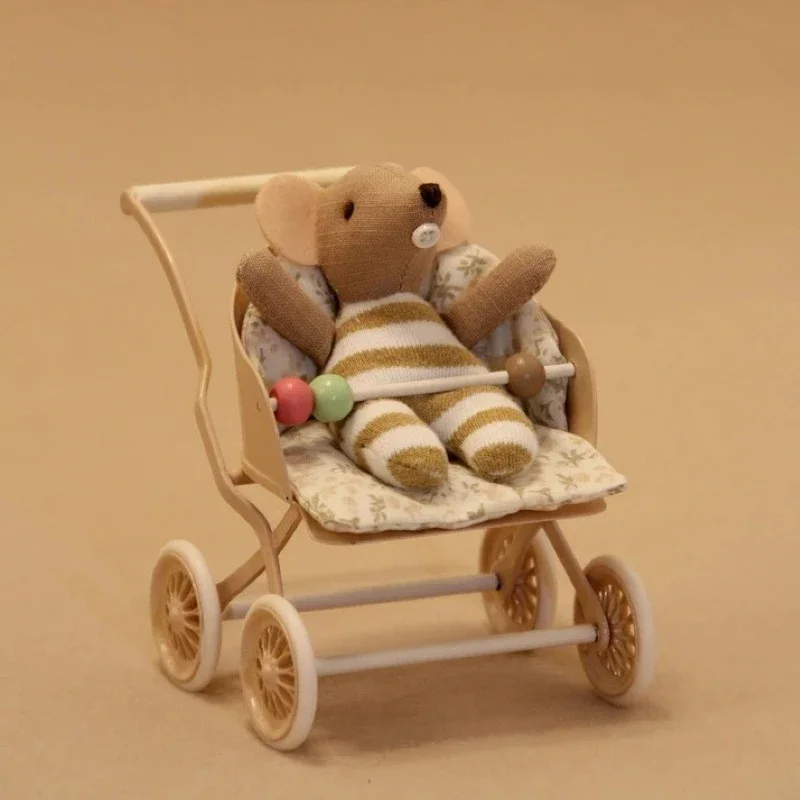 Carro de bebê em miniatura em escala 1:12 adequado para móveis e decorações de casa de bonecas Bjd Ob11