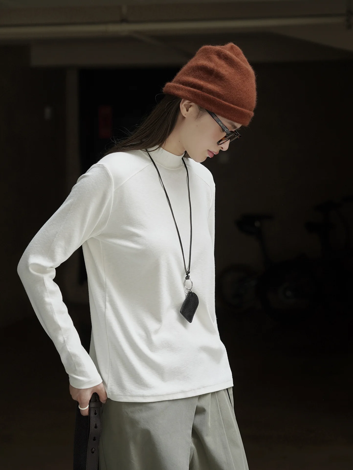 T-shirt casual e minimalista a collo semi alto con maniche lunghe, top comodo da donna snellente e delicato sulla pelle