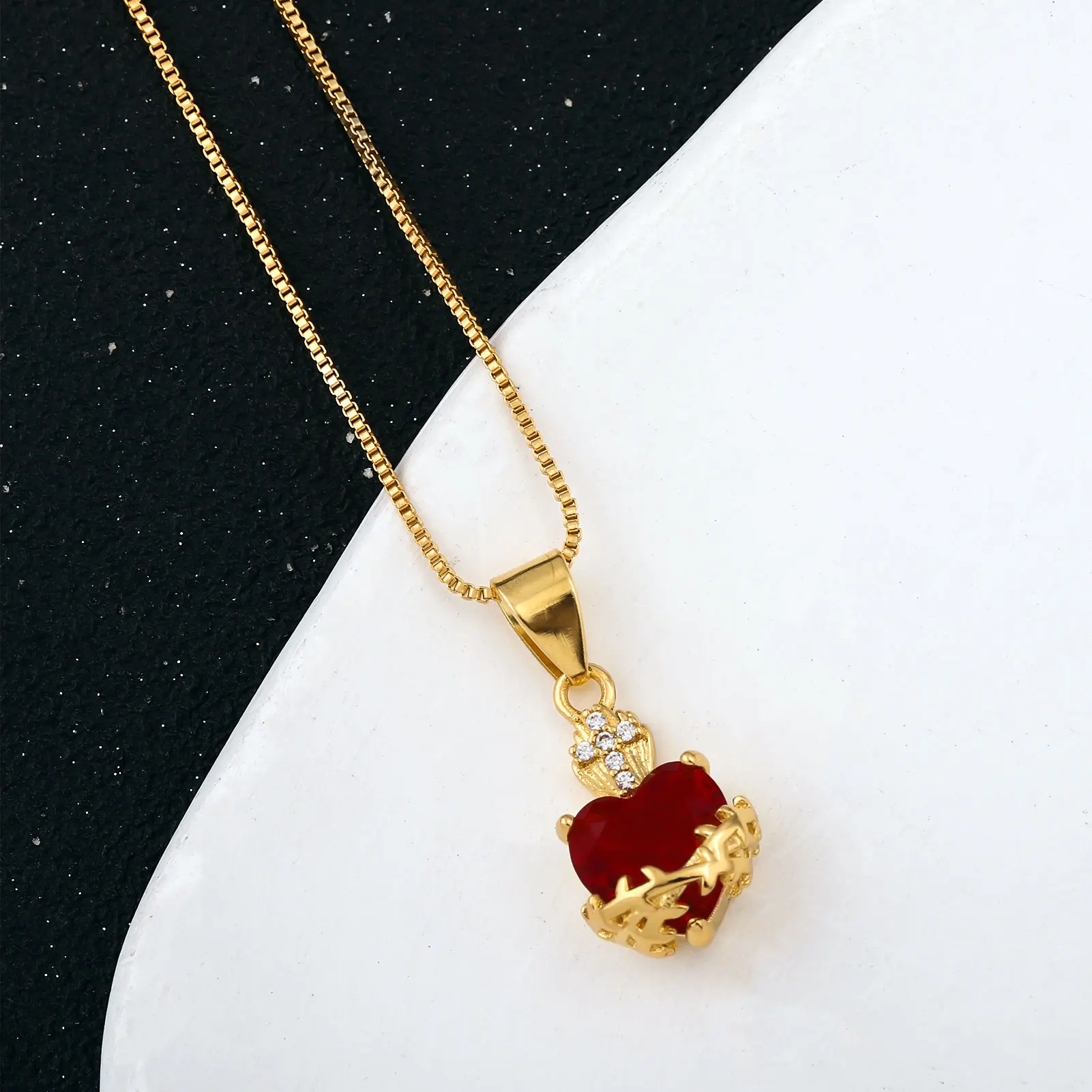 Romantic Sweet and Cool Alloy Zircon Heart Bow Pendant Necklace for Women Y2k Red Heart of Thorns Girl Choker Couple Necklace