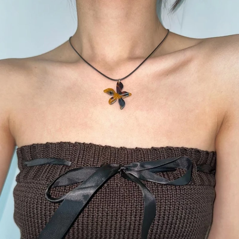 Pendant Necklace Fashion Clavicle Chain Irregular Amber Maple Leaf Charm Necklaces Long Rope Neck Chain Jewelry Gift