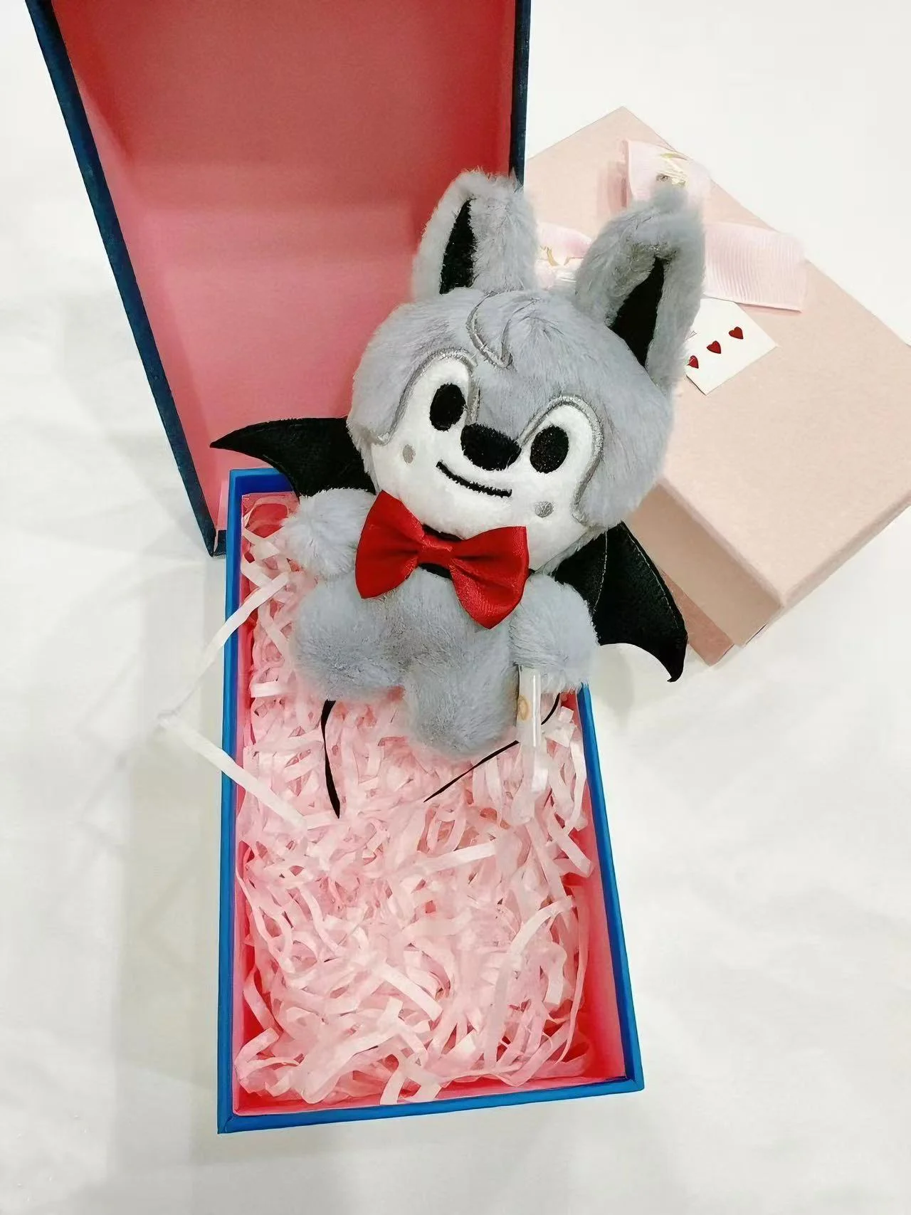 Skzoo Halloween Gentleman Krawattenflügel neuer Plüsch-Rucksack-Anhänger süße Persönlichkeit Geburtstagsgeschenk Stray Kids ätherischer Anhänger