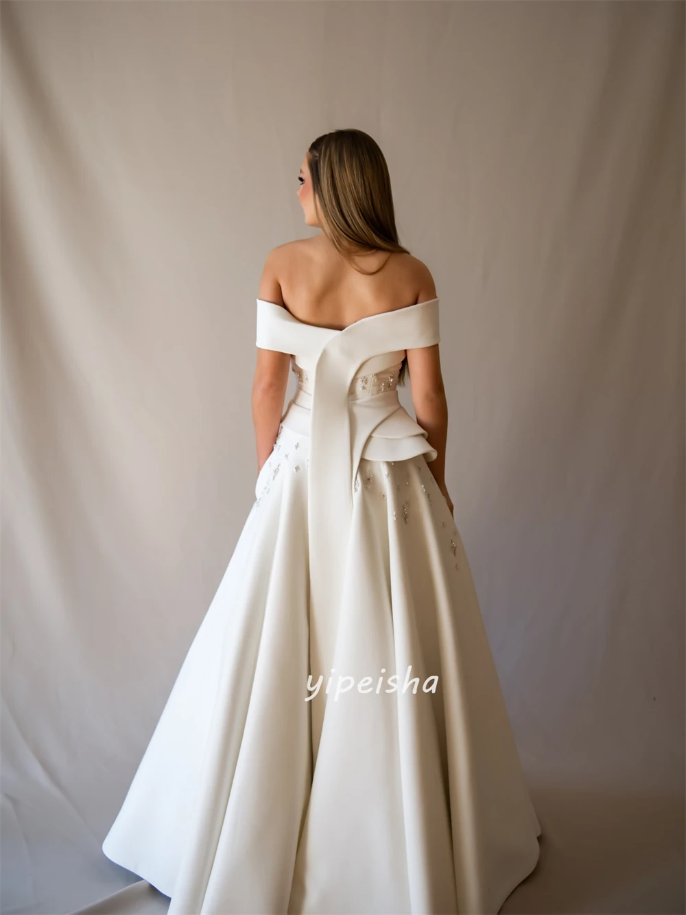 Maßgeschneiderte, hochwertige, klassische, mit Strasssteinen besetzte, schulterfreie A-Linien-lange Kleider, maßgeschneiderte Kleider für besondere Anlässe, moderner Stil