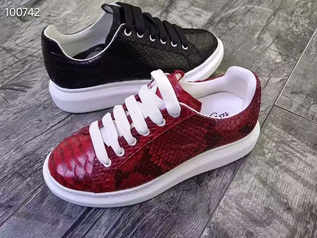 حذاء مسطح للرجال من جلد الثعبان الحقيقي لعام 100% 2025 حذاء رياضي جديد من جلد الثعبان مناسب للرجال مع بطانة بقرة أحمر أصفر وأسود