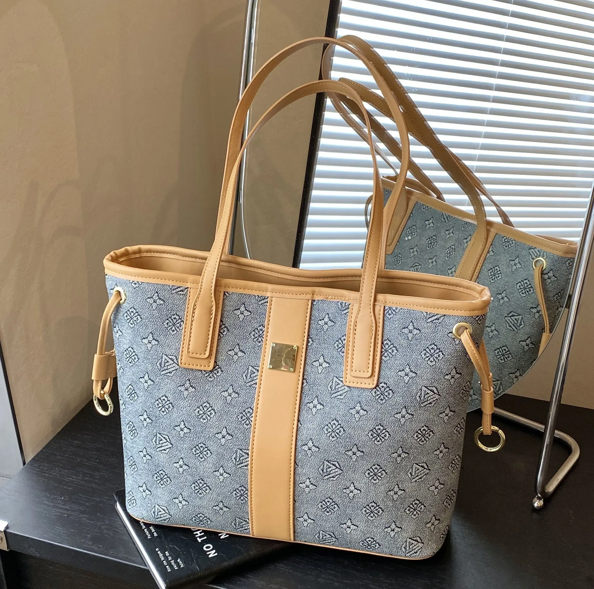 

2025 Women's Tote Bag, Fashion Shoulder Underarm Purse, Spacious Nylon Handbag for Daily Use, Minimalist Casual Crossbody Bag