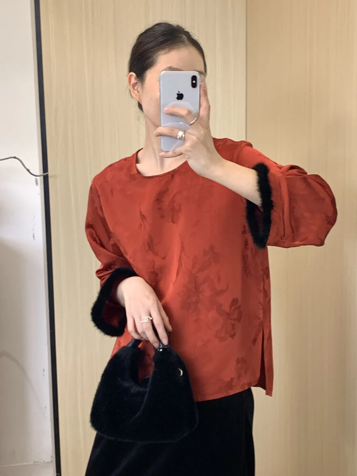 

Chinese Sle round Ne Silk Embroidered Long Sve Base Layer Top Women's Winter Outerwear Breathable Comfortable Loose Fit