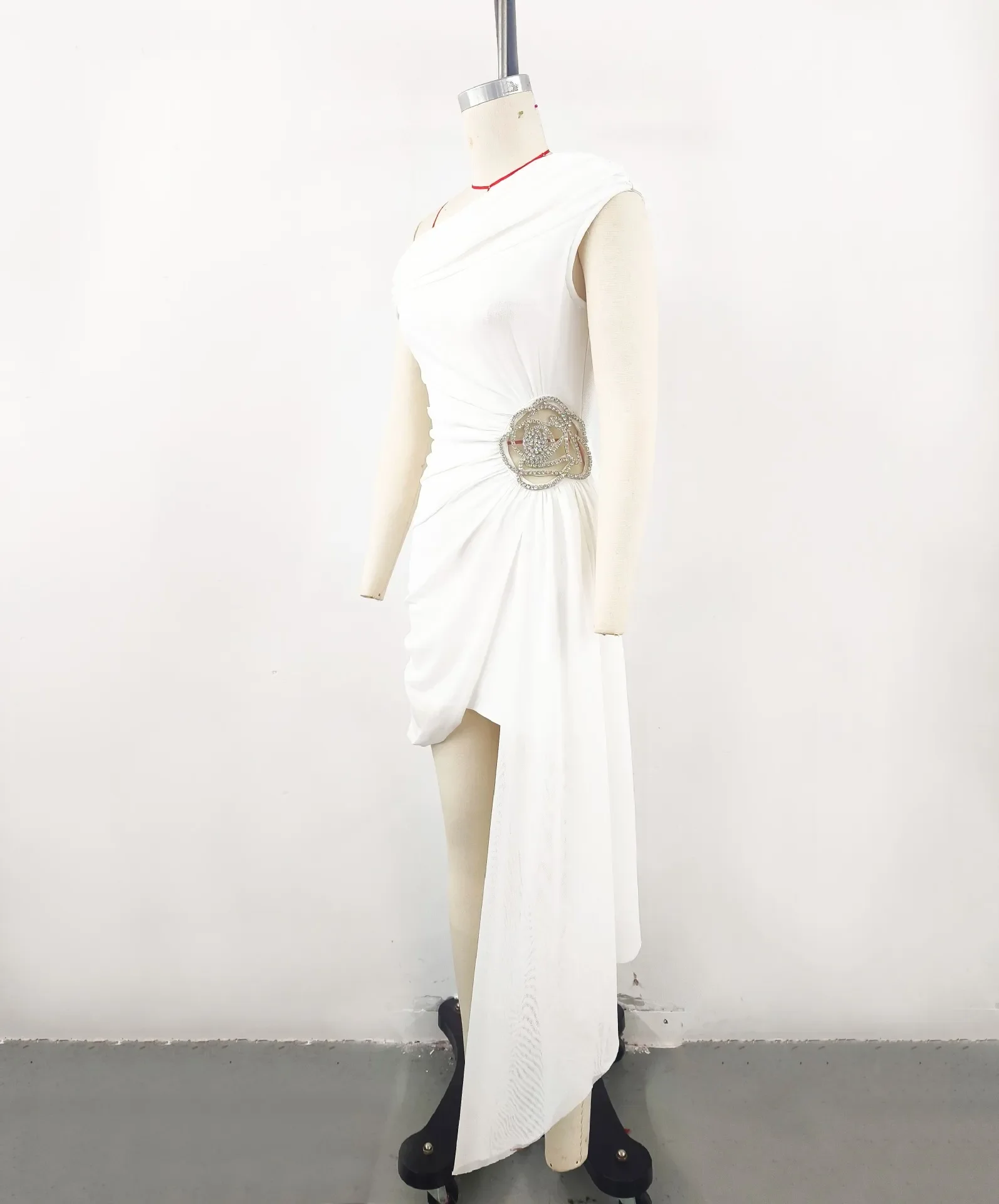 Dostosowane wyszczuplające łączone sukienki z dziurami dla kobiet ukośna szyja z krótkim rękawem Patchwork diamentowa sukienka kobieta 2025 nowość