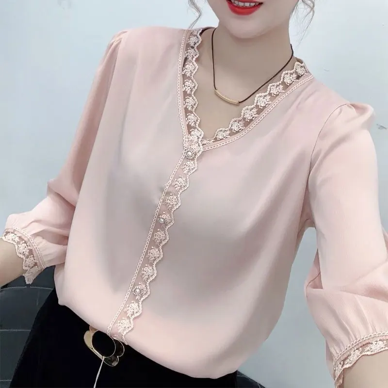 Camicia impiombata in pizzo dolce primavera estate Bottone chic con perle Elegante ed elegante scollo a V Abbigliamento femminile Camicetta con maniche a 3/4 tinta unita