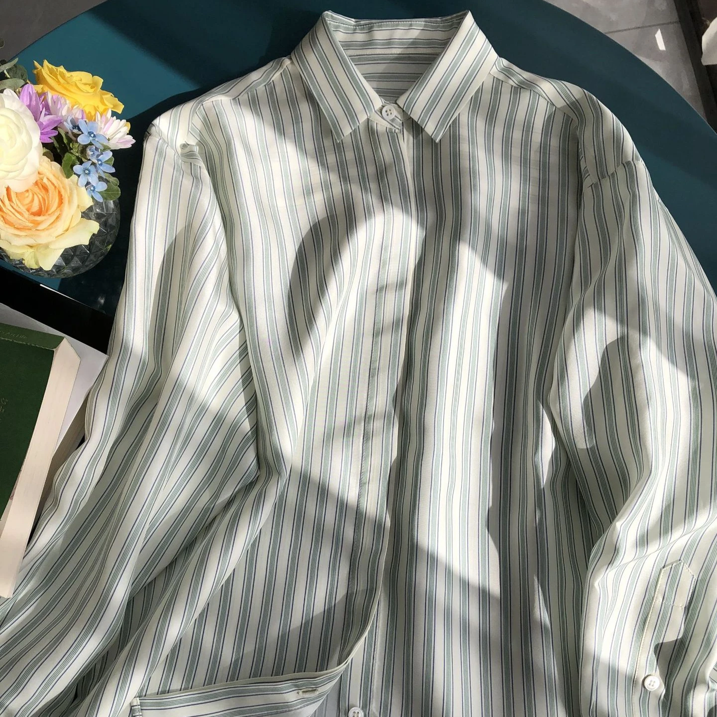 Tops de seda verde claro listra simples solta grande ombro caído camisa de manga comprida