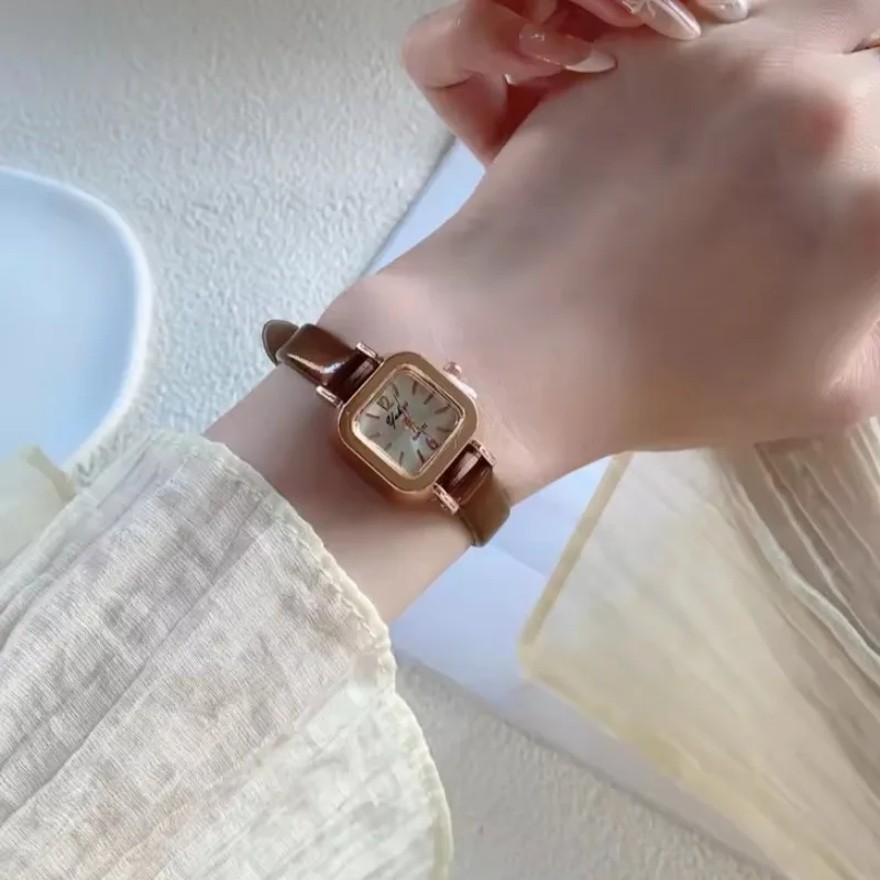 أفضل بيع 2025 ساعات نسائية أنيقة صغيرة مربعة حزام من الجلد السيدات ساعة اليد خمر فستان كوارتز ساعة Reloj Mujer