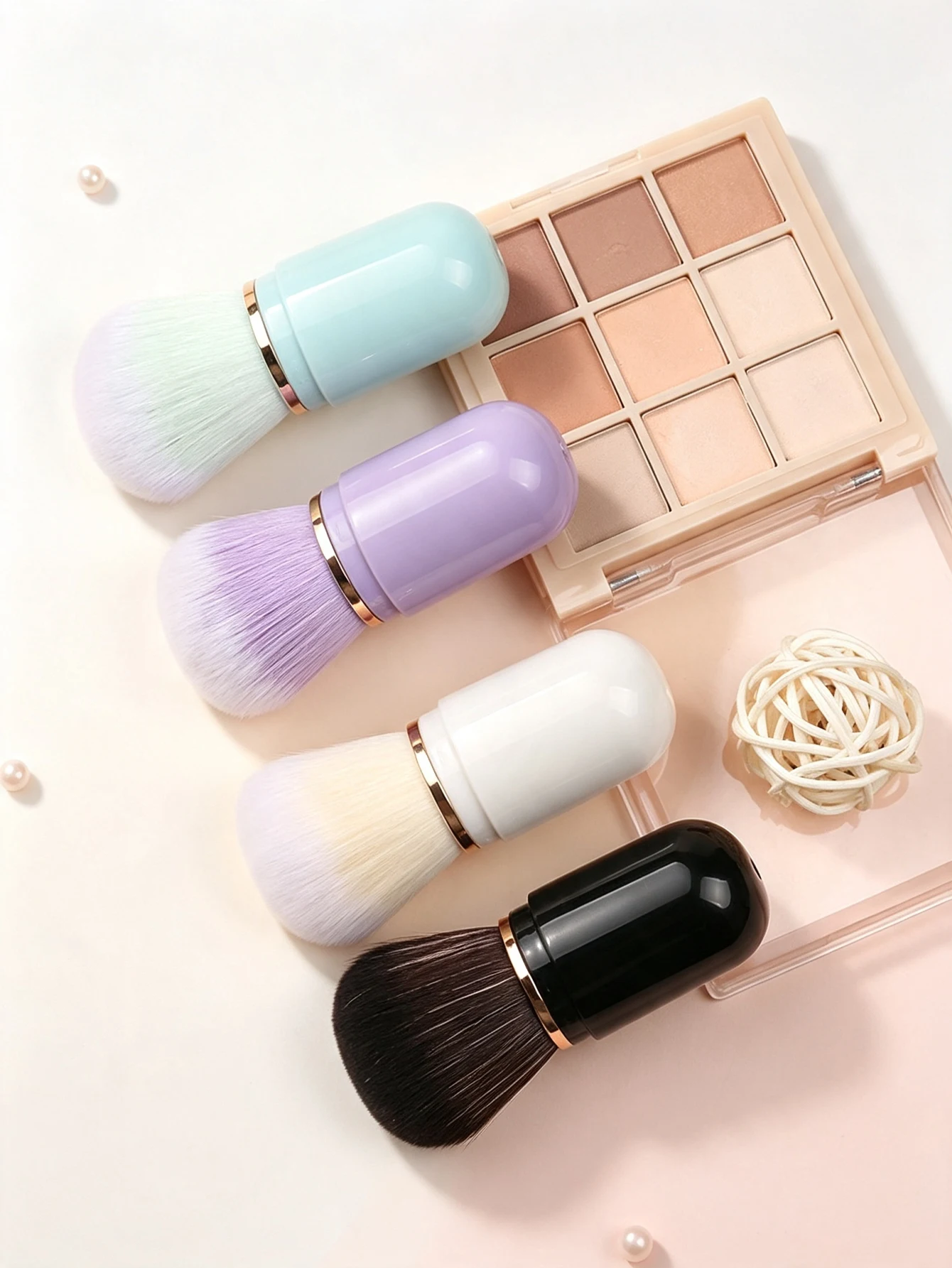 1-Piece Retractable Mini Capsule Makeup Brush, Multifunctional Travel Foundation Brush with Protective Cap, Portable Makeup Tool Suitable for Concealer, Blush, Contouring, On-The-Go Touch-Ups, and as a Gift