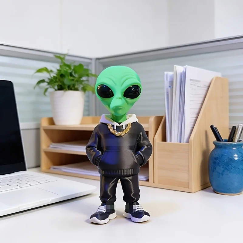 1 Piece Green Alien Figure with Pocket Design, 3D Printed Alien Decoration, Alien Figure in Black Clothing, Standing Figure Desktop Ornament, Office Desk Decoration, Home Decor, Suitable for Placing on Desk, Office Desk, Bookshelf, Living Room, Bedroom, Etc., the Best Gift for Giving
