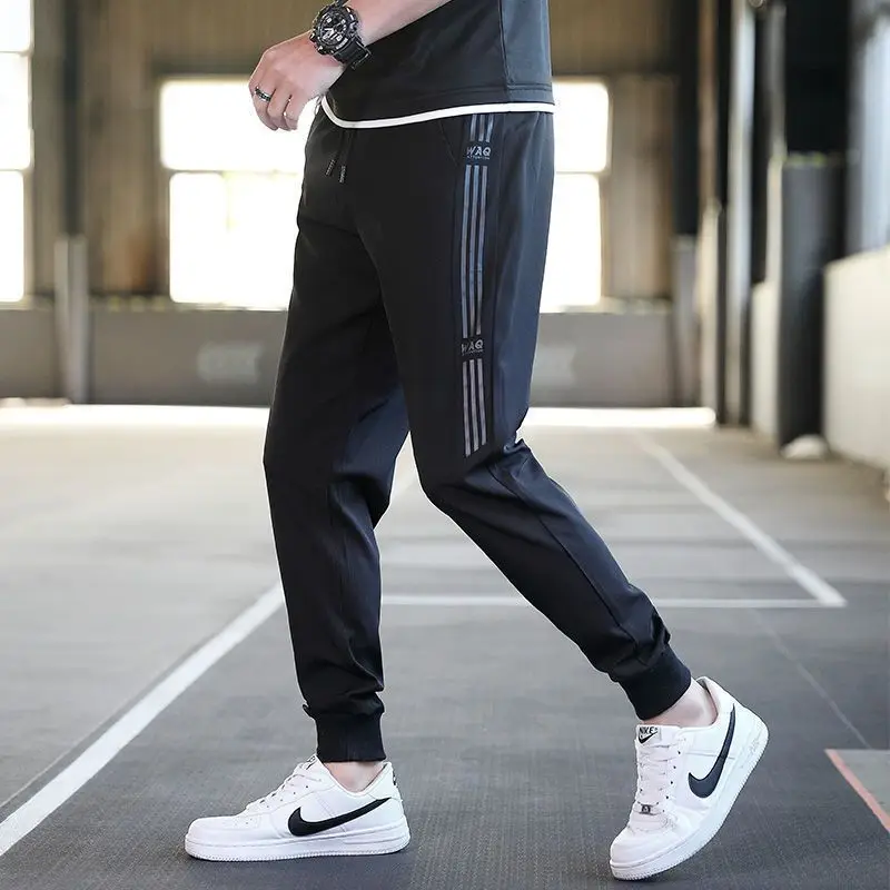 Lente Zomer Heren Joggingstrepen Joggingbroek Nieuwe Casual Elastische Taillezakken Sportkleding Mode Nauwsluitende Voeten Broek