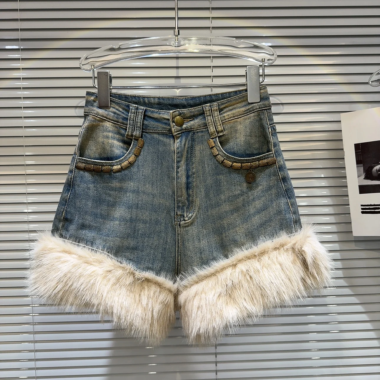 

Winter New Metal Sheet Pocket Plush Edge Denim Shorts Women