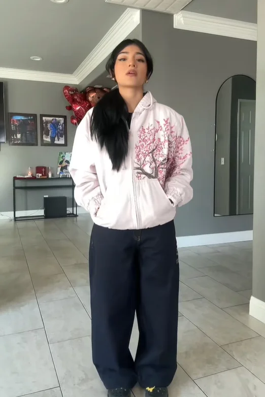 جينز بقلنسوة مطرز بزهر الكرز بتصميم عتيق غير رسمي بنطال ذو قصة أرجل واسعة ملابس Y2K بدلة جينز فضفاضة مطرزة للرجال