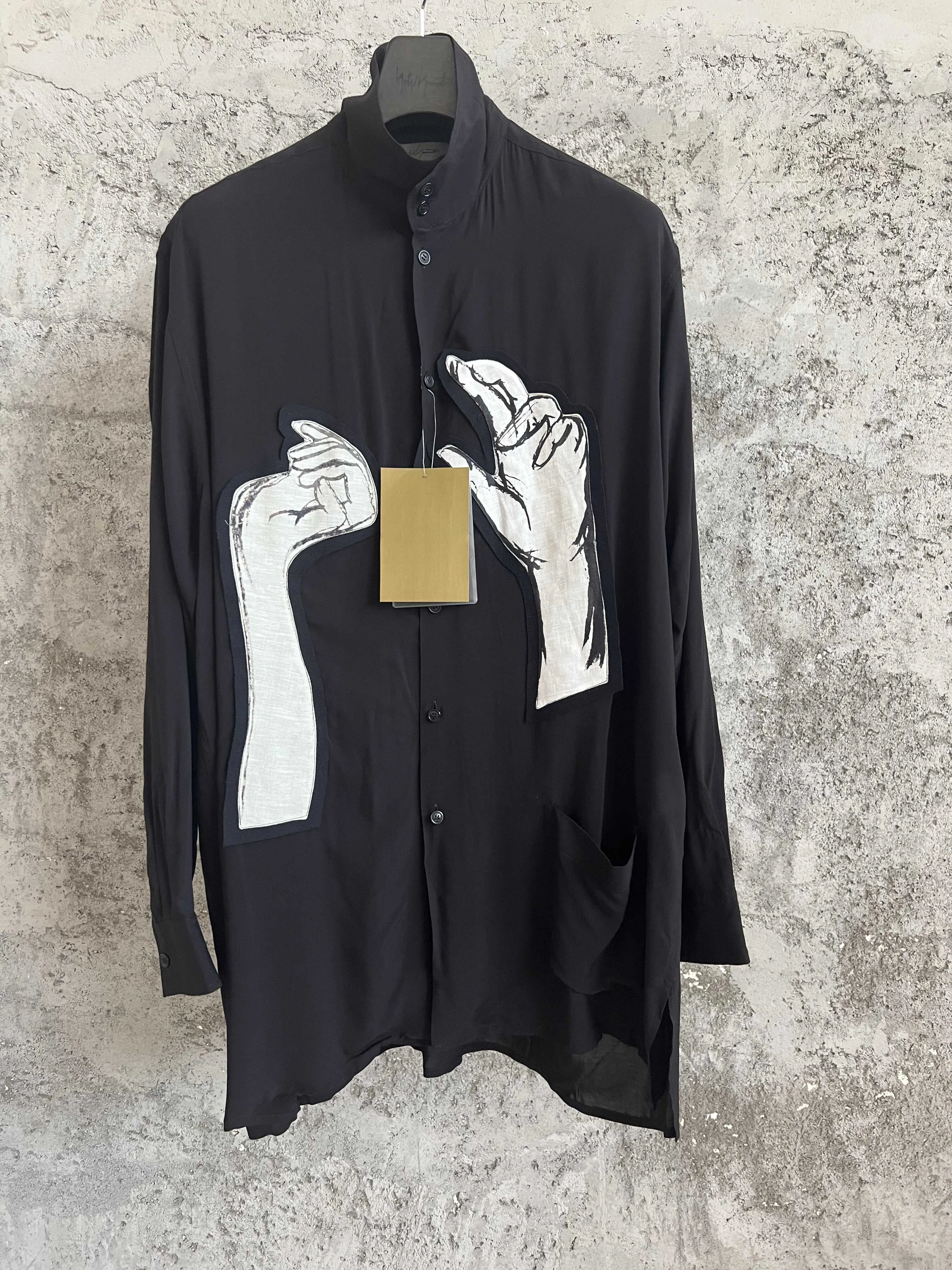 

Рубашка из 100% целлюлозы с двойной вышивкой в стиле пэчворк «Рука глаз» свободная, струящаяся и имеет длинные рукава.