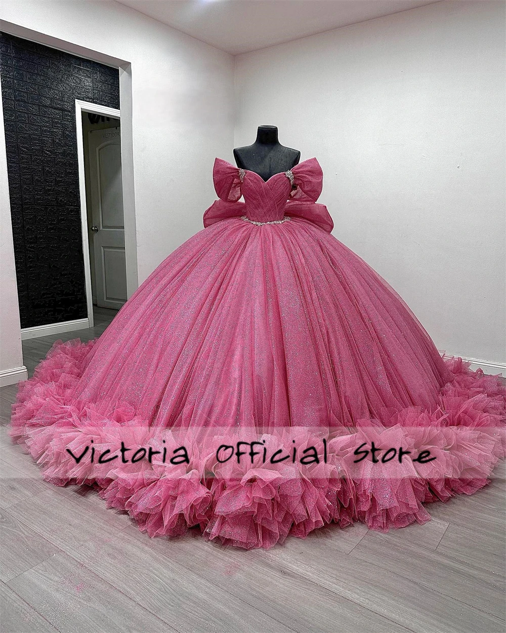 Rosa rosa tule ruched trem longo fora do ombro vestido quinceanera com arco vestido de baile mexicano doce 15 16 vestido qua personalizado