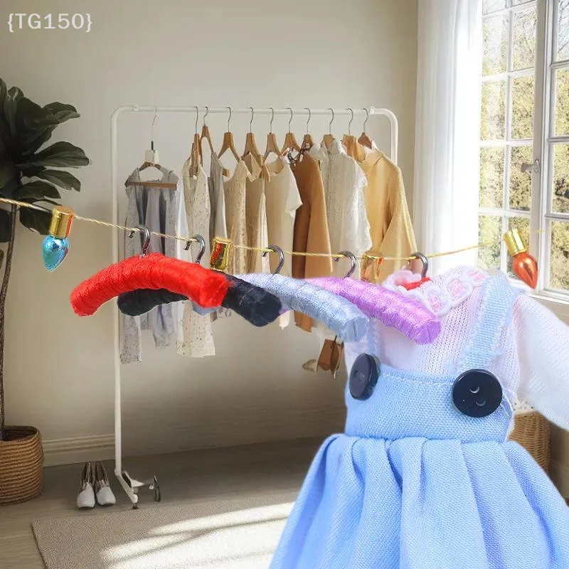 ชุดไม้แขวนเสื้อจิ๋วจำลอง 4 ชิ้น ขนาด 1/12 สำหรับตกแต่งบ้านตุ๊กตา อุปกรณ์ประกอบฉากถ่ายภาพฉากจิ๋ว ของเล่นเล่นสมมติ