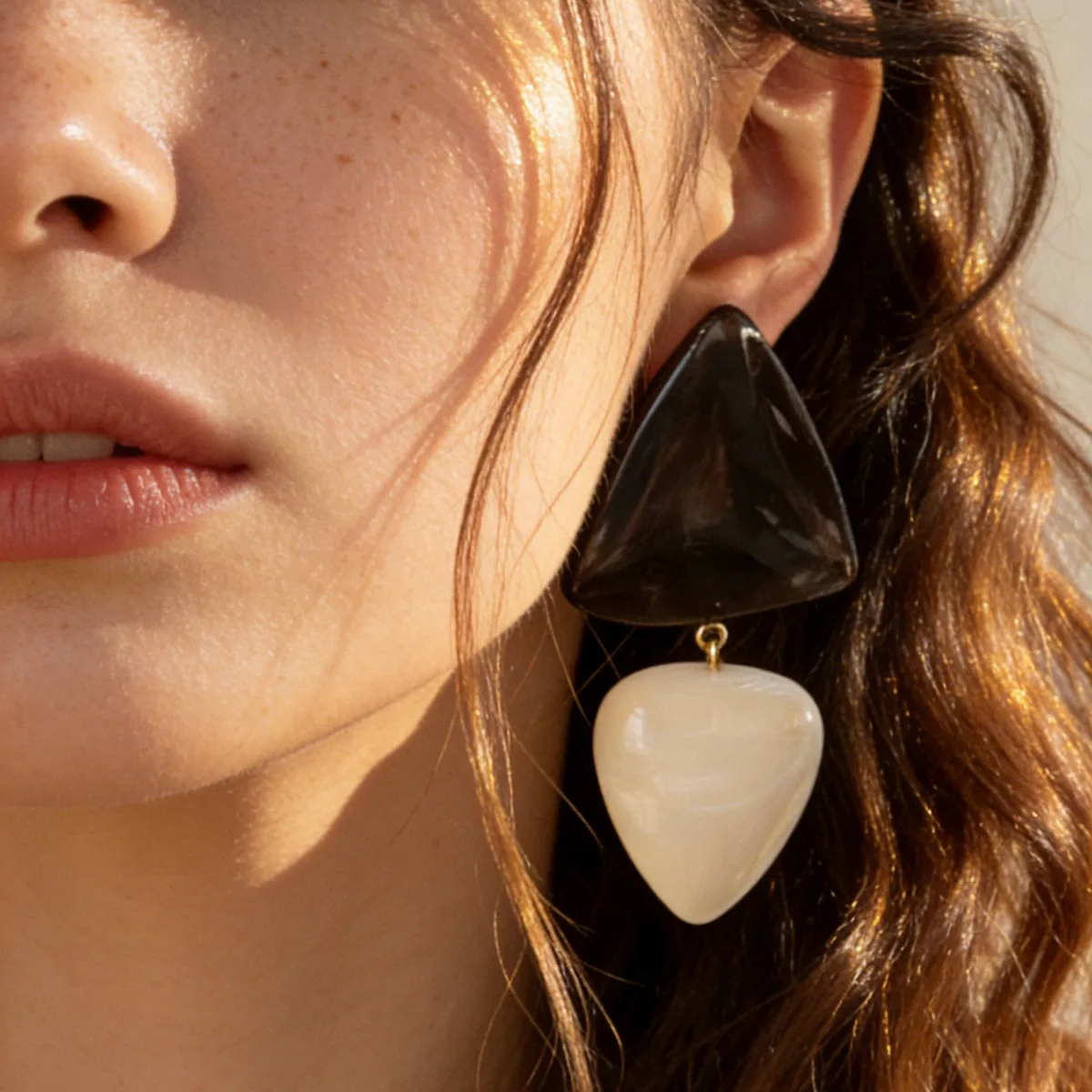 Literary and fashionable simple retro contrasting color splicing geometric triangular resin pendant earrings women's earrings
