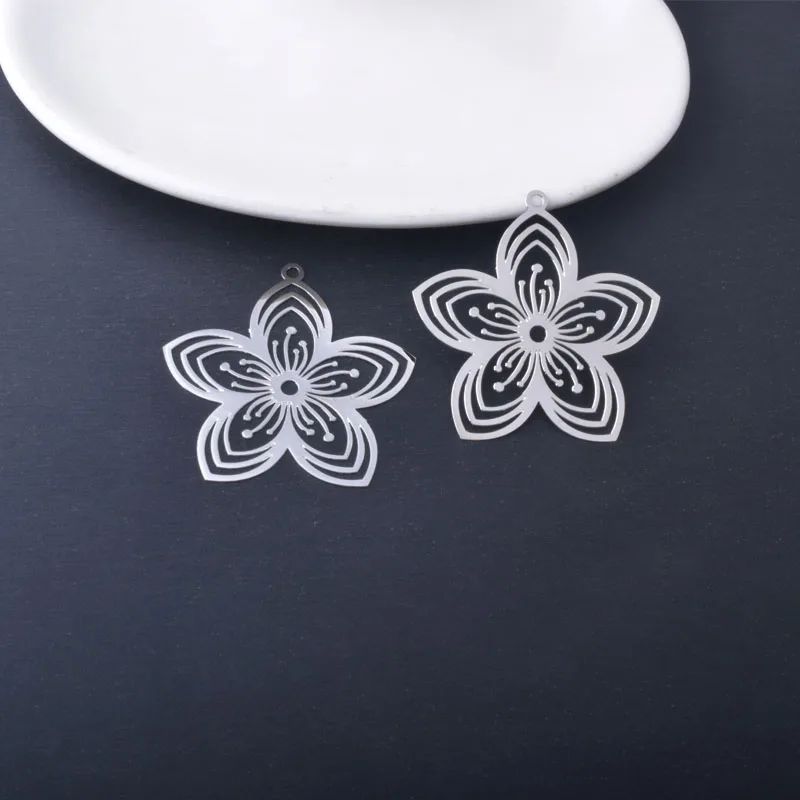 20 Stück AB9237 Messing-Schmuckanhänger in Hellgold mit bemalten Blumen, DIY-Zubehör für Damenohrringe – Detail 7
