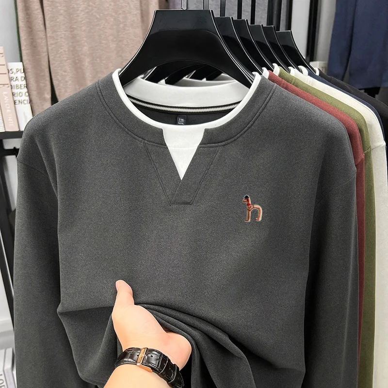 Hochwertiges Herren-Langarm-T-Shirt mit Rundhalsausschnitt, Zweiteiler-Optik, Farbblockierung, Besticktes T-Shirt, Modischer Trend in Herrenbekleidung – Detail 18