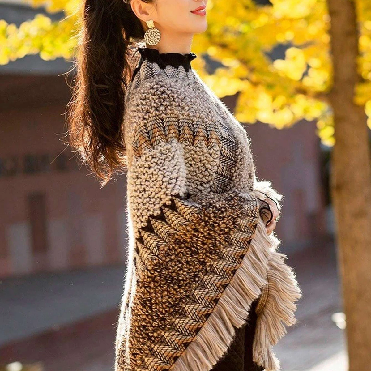 Gestreifter Cape-Schal für Damen, Zweifach Verwendbarer Asymmetrischer Strickpullover mit Fledermausärmeln und Quasten für Frühling, Herbst und Winter W – Detail 3