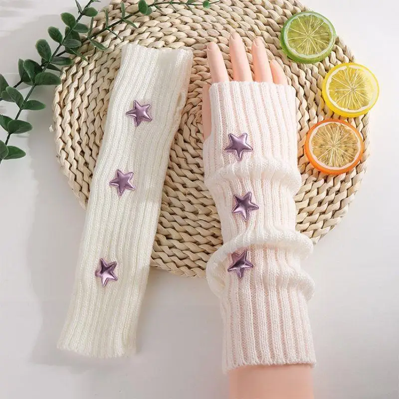 Рисунок 4 - Белые, черные длинные варежки на запястье