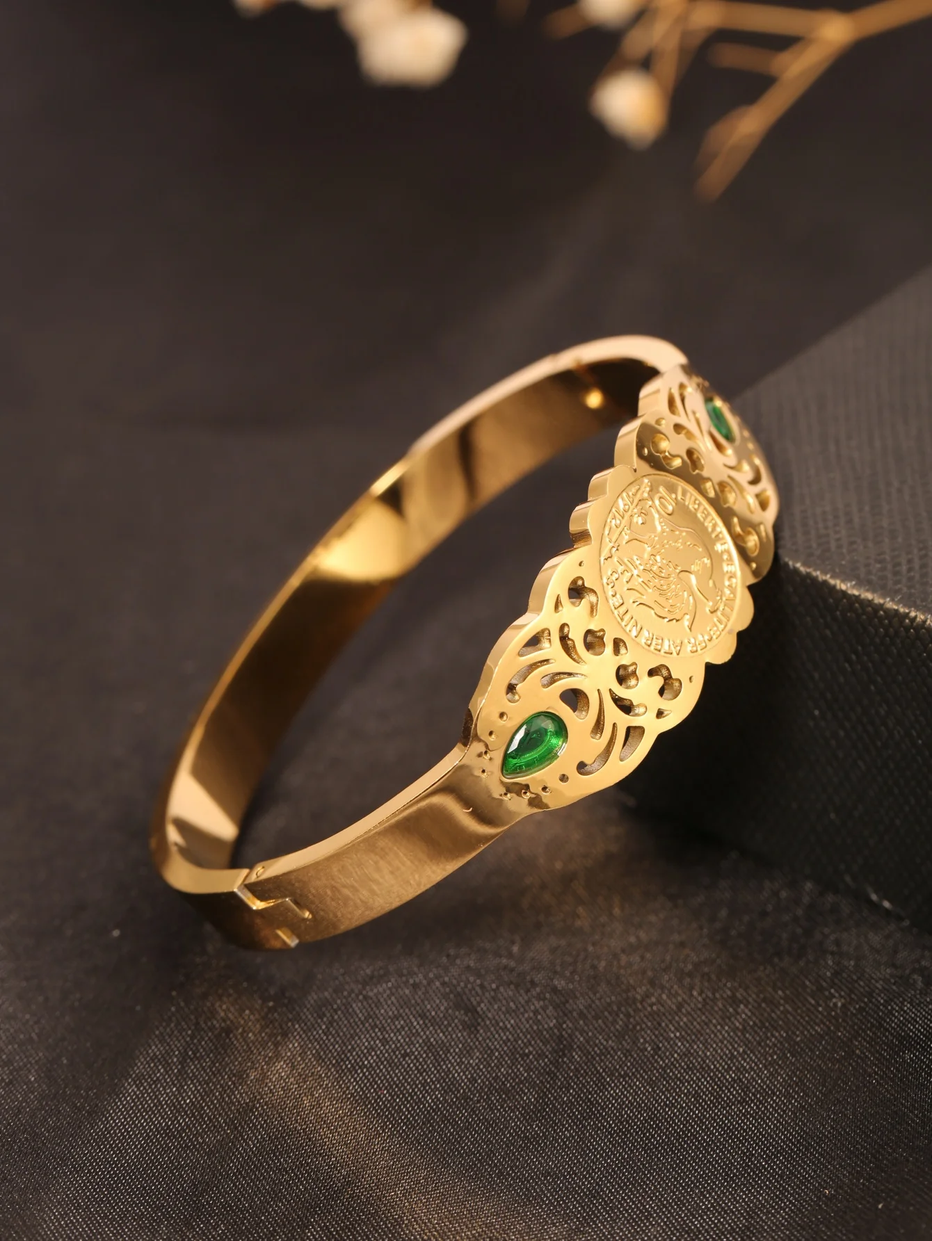 1 Piece Stainless Steel Bracelet Plated with 18K Gold, Hollow Carved Design with Green Zirconia, Vintage Portrait Commemorative Coin Design, Zodiac Rooster Image Engraved Bracelet, Women's Light Luxury Jewelry, Suitable for Daily Wear or Parties