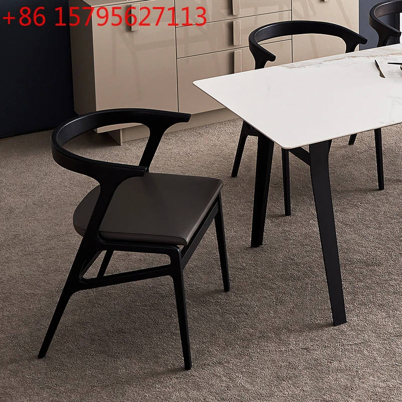 Mugu Italienischer minimalistischer Esszimmerstuhl aus massivem Holz. Moderner italienischer Esszimmerstuhl im minimalistischen Stil. Designermöbel