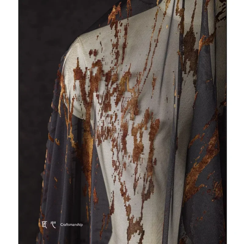 สีน้ําตาลเข้มสายฟ้า Flocking ตาข่ายไล่โทนสีลูกไม้ดอกไม้สีเข้มกระโปรงสามมิติเสื้อผ้าออกแบบผ้า