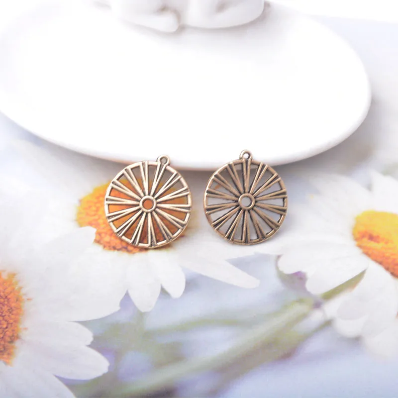 10 Stück Boho Zinklegierung Goldene Ohrringe mit Strass-Anhängern und Imitationsperlen, Runde Blumen-Sonnenblumen-Anhänger für DIY Damenohrringe – Detail 10
