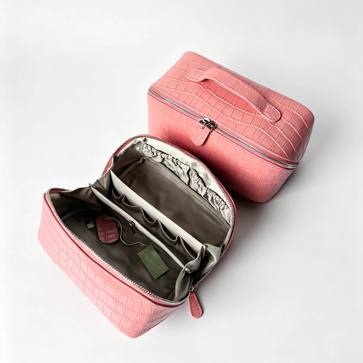Geprägter Kosmetikbeutel aus Leder mit Krokodil-Optik, großer Stauraum, mehrere Taschen, Handtaschen-Organizer für Toilettenartikel, Reise, rosa Ausführungen. – Detail 20