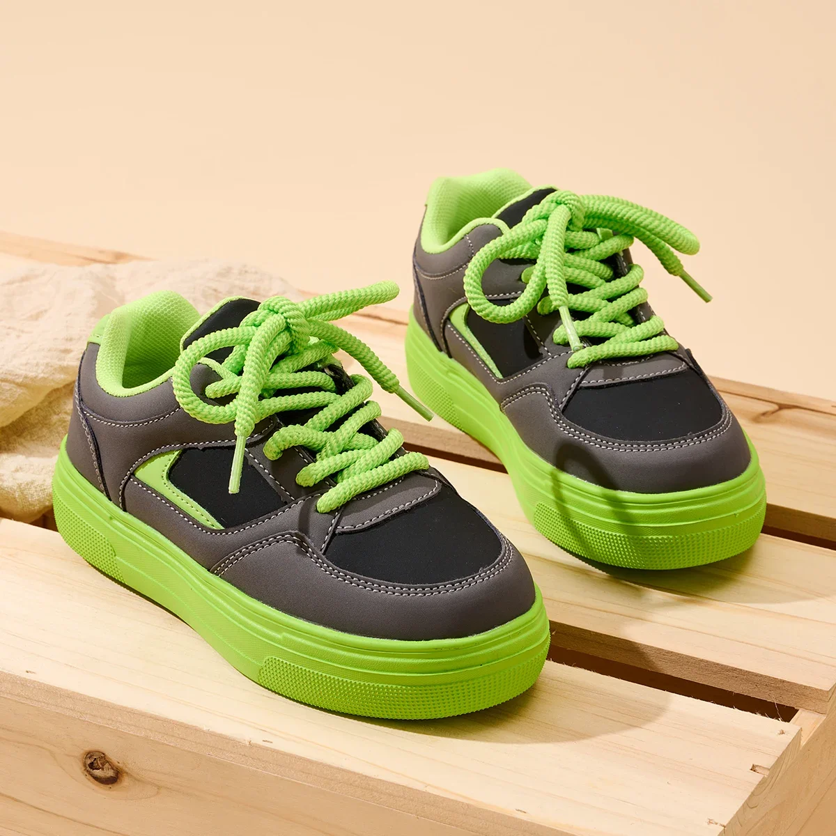 

Slim Fit Comfort Children Sports Shoes Ventilated Breathable Design Non Slip Wearproof Flat Sole Casual Shoes For Kids Indoor