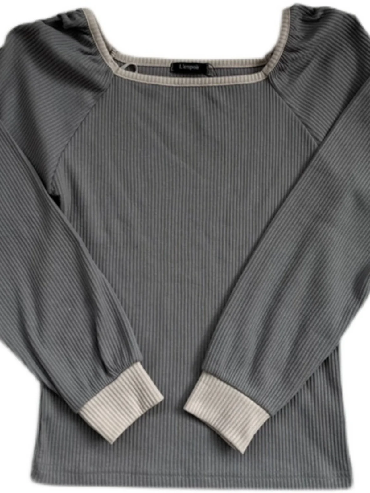 春らしいスリムフィットのストライプ柄薄手ニットベースセータートップ、綿混素材のバブルスリーブロングスリーブクルーネック