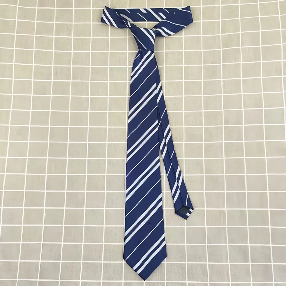 Une cravate unisexe à rayures multicolores attachée à la main, style classique, polyvalente, un incontournable pour la rentrée scolaire