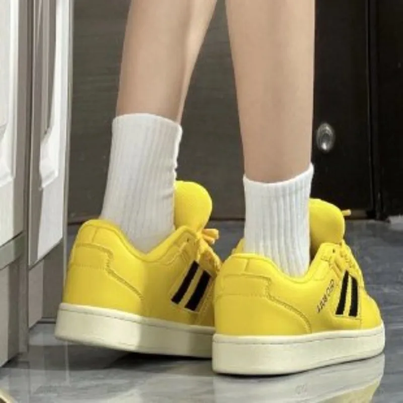 Leuchtend gelbe Sneaker für Damen, schwarze Seitenstreifen, Schnürung, niedriger Schaft, Freizeitschuhe, weiße Sohle, Y2K Streetwear, Alltag, süßer koreanischer Stil, zum Gehen – Detail 4