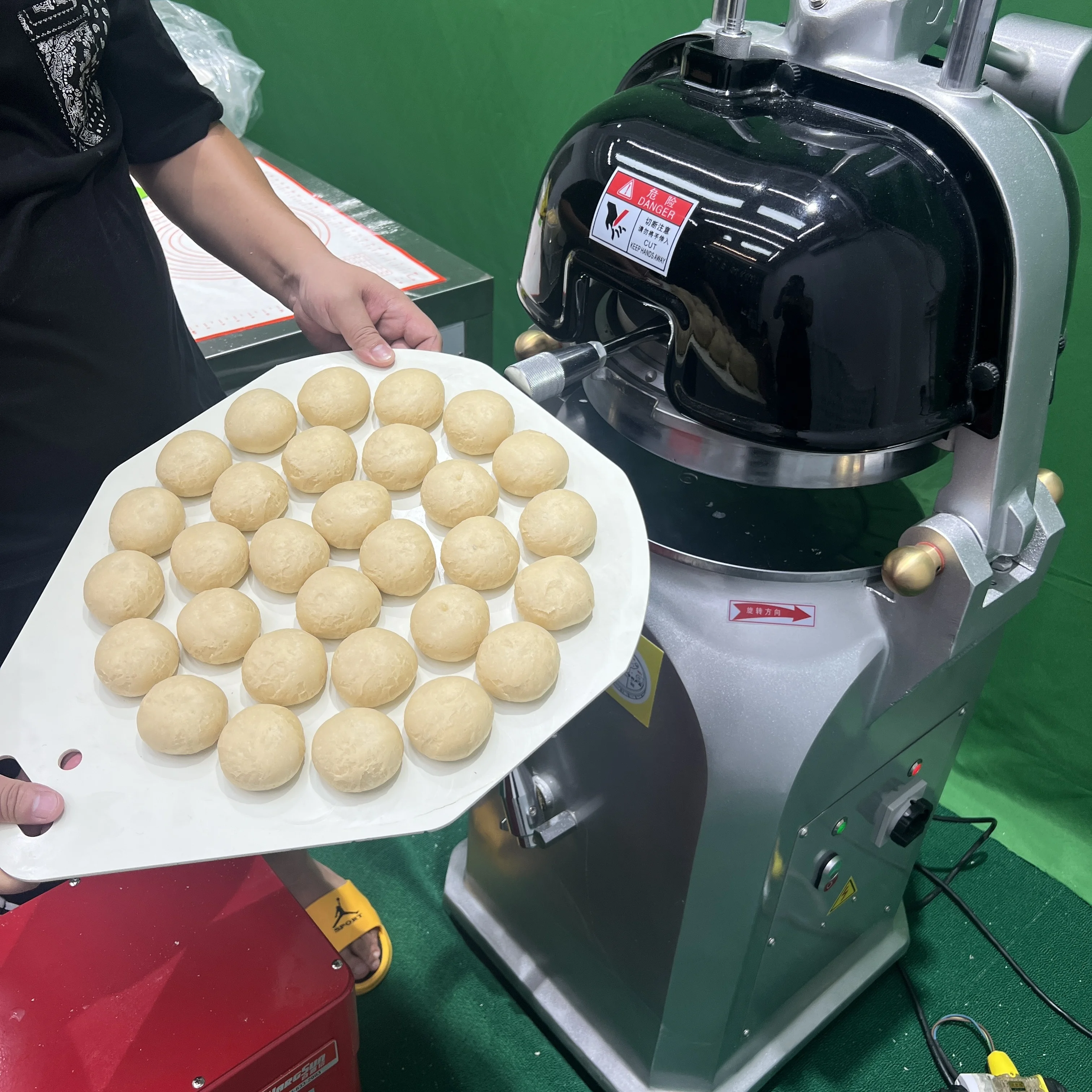 Automatic 20‑200g Adjustable Dough Divider Rounder 16/26/30/36 Pcs Hamburger Dough Ball Bakery Processing Equipment