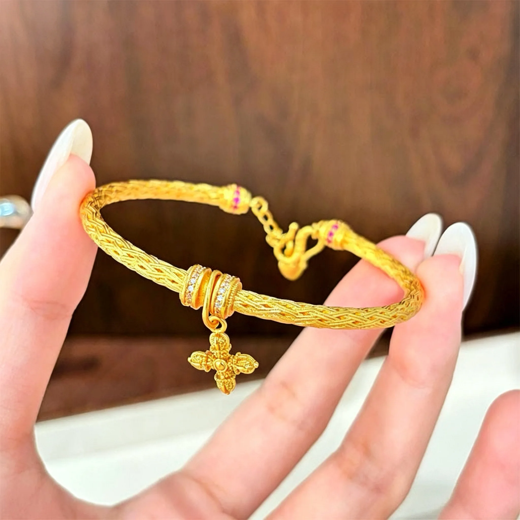 

Luxurious 24K9999 long-lasting non-fading Fried Dough Twists diamond-studded cross bracelet, fashionable and versatile