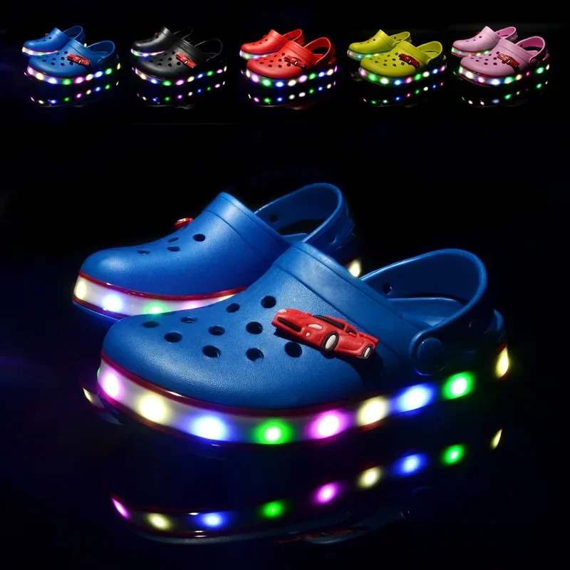 In magazzino LED sandali estivi Cartoon Car Hole Shoes bagno sandali per bambini scarpe da spiaggia EVA un regalo per un bambino sandali Cool