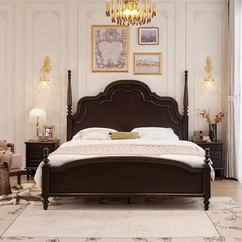 Cama medieval de madera maciza de roble rojo.