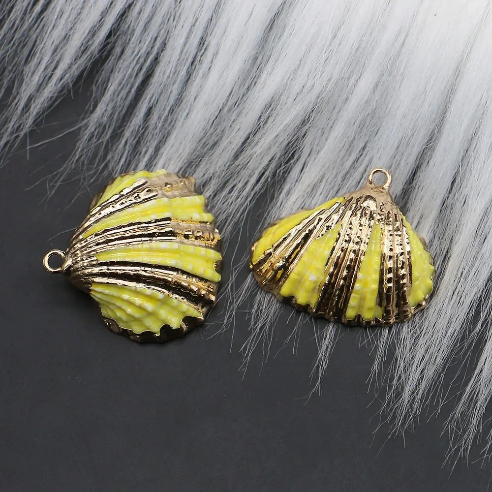 Natural Scallop-Shaped Yellow Shell Electroplated Three-Claw Edge-Wrapped Single-Hole Conch Pendants DIY Jewelry Accessories