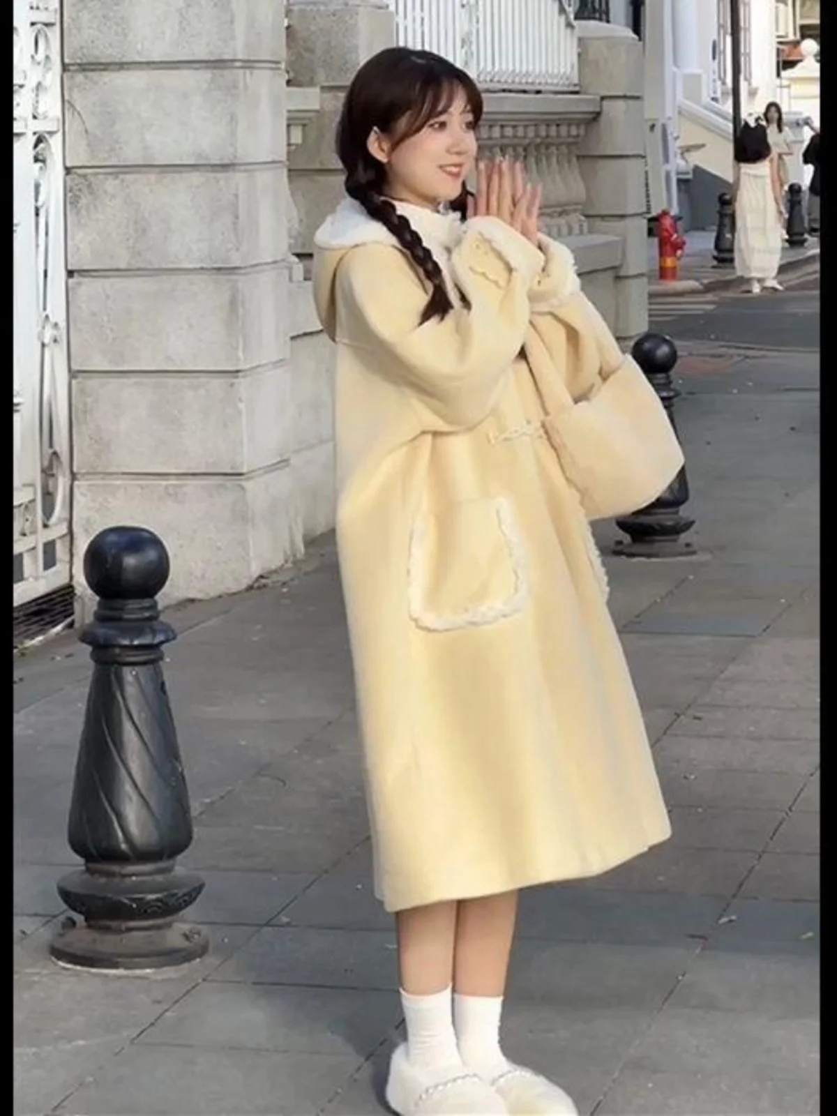 

Очаровательное Желтое Шерстяное Пальто на Пуговицах Женское Осенне-Зимнее Средней Длины Премиум-Класса Маленького Размера Модная Верхняя Одежда 2024 Года