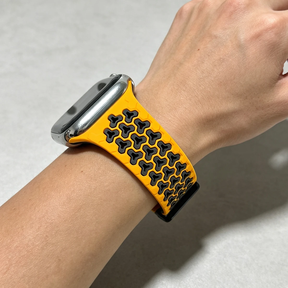 Breathable Silicone Band for Apple Watch 42 44 45 46 49mm Magnetic Two Tone Strap for Iwatch Series 11 10 9 8 7 6 SE3 Bracelet