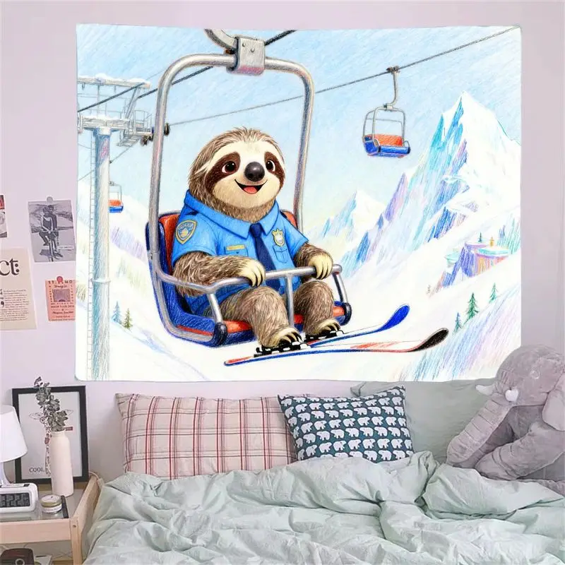 ผ้าแขวนผนังลายสลอธตำรวจเล่นสกีสุดน่ารัก 1 ชิ้น ภาพการ์ตูนภูเขาฤดูหนาว งานศิลปะติดผนัง ทำจากโพลีเอสเตอร์ ของตกแต่งบ้านสำหรับห้องเด็ก