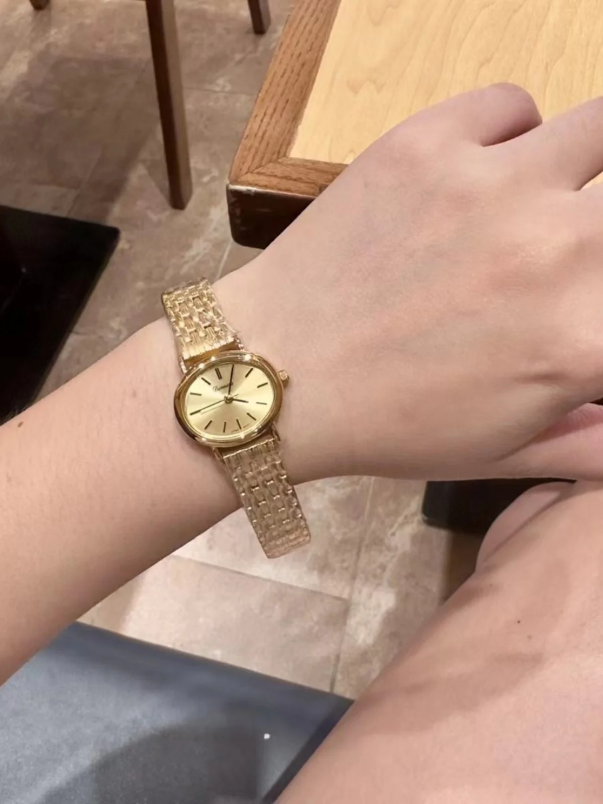 Autumn and Winter New Women's Watch Small and Simple Waterproof Leather Fashion Elegant Quartz Light Luxury.