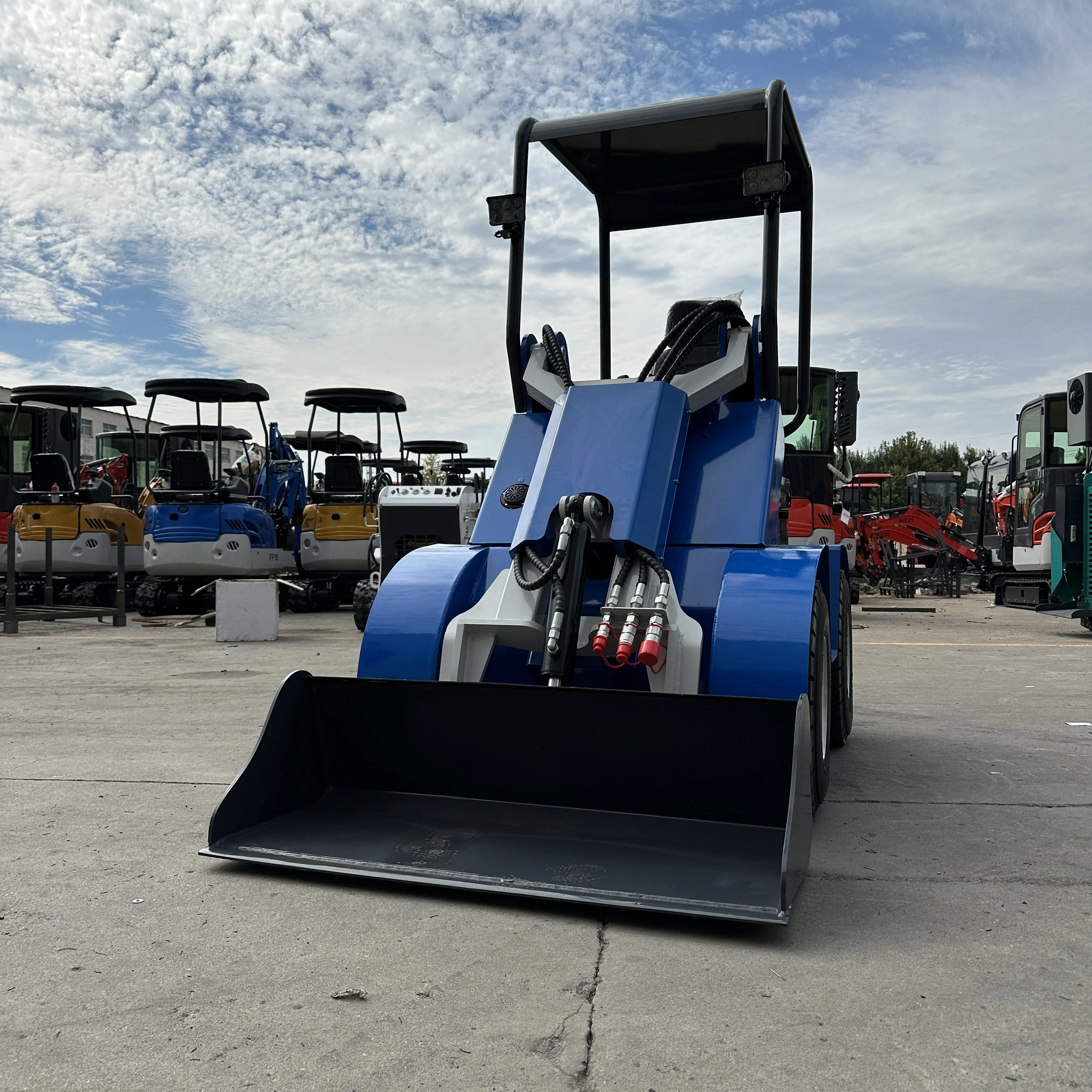 جرافة ذات عجلات بسعر المصنع، محرك هيدروليكي صغير رخيص الثمن، جرافة انزلاقية صغيرة، محمل أمامي صغير، محمل ديزل #4